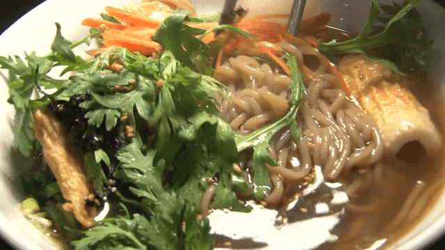 토핑이 올라간 소바 국수 한 그릇