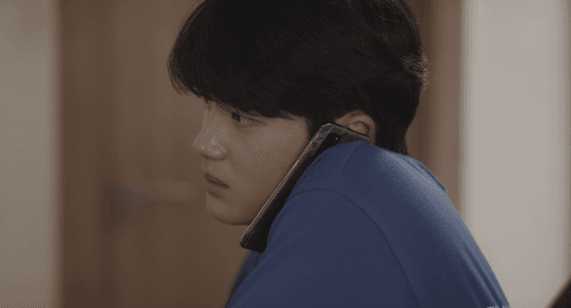 실내에서 전화 통화 중인 남성