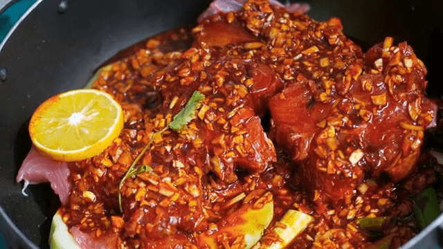 고기와 향신료, 레몬으로 양념하기