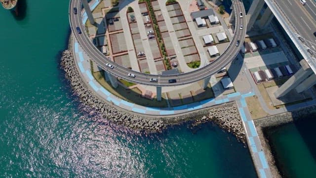 해상을 가로지르는 원형 고속도로의 항공 뷰