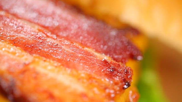 지글거리는 베이컨 스트립의 근접 촬영