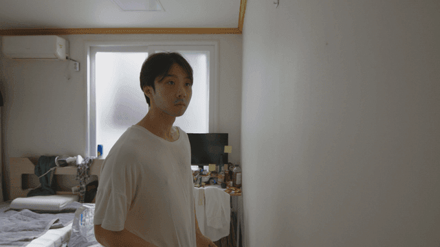 벽에 있는 벌레를 잡고 있는 남자