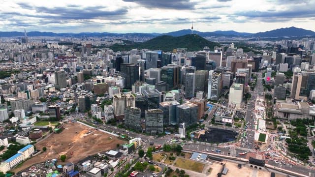 고층 건물과 도로가 있는 번화한 도시