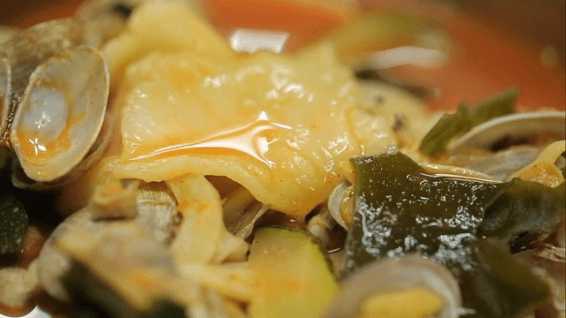 Spicy noodles and hand-pulled dough soup with clams