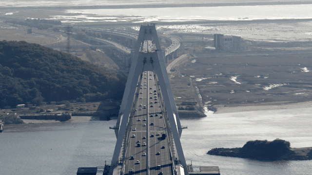 강 위에 놓인 큰 다리