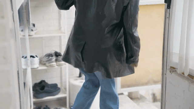 나갔다가 급하게 다시 들어오는 여성