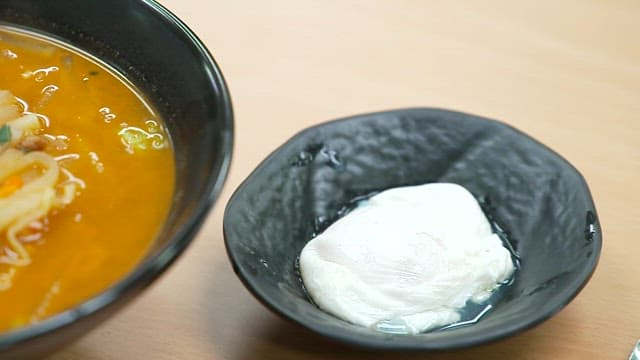 수란과 함께 서빙된 무가 들어간 라면 한 그릇