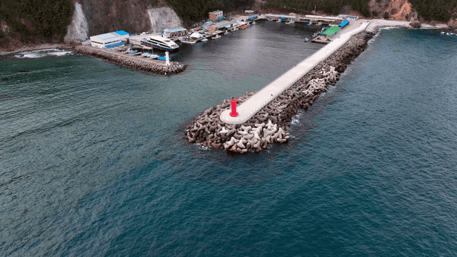 빨간 등대가 있는 해안 부두