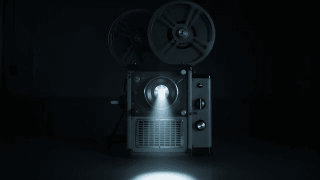 어두운 방의 빈티지 영화 프로젝터