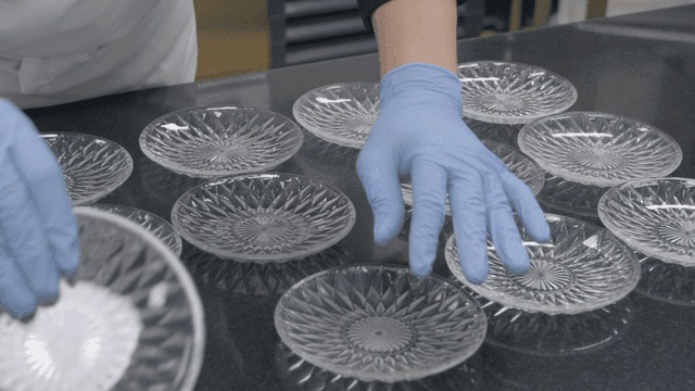 접시가 조리대에 배열되는 모습