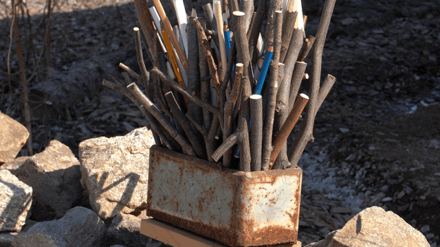 돌담 위 나뭇가지 연필 조각품