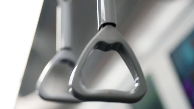 회색 지하철 손잡이