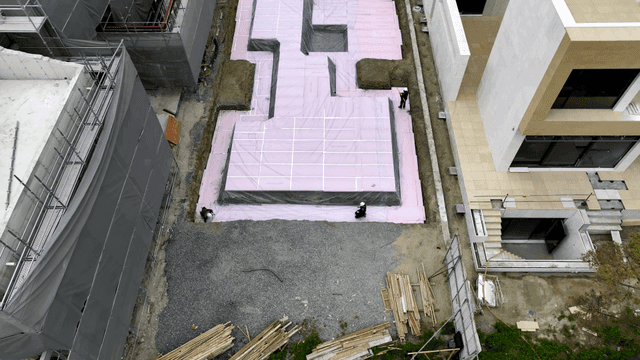 건설 현장에서 단열재를 깔고 있는 작업자들