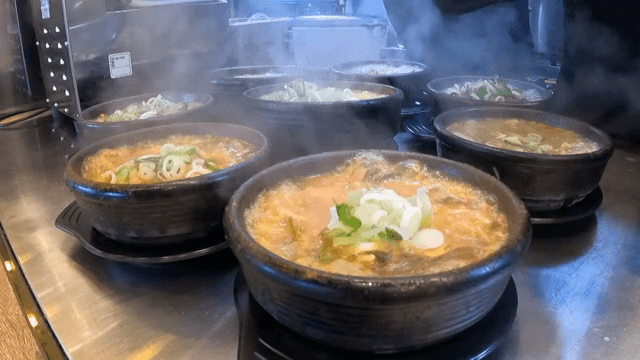 야채가 들어간 한국 찌개가 끓고 있는 모습