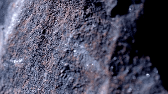 다양한 색깔을 띠는 반짝이는 바위의 표면