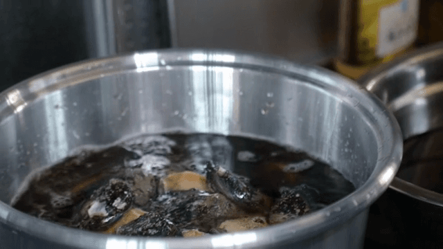 재료가 담긴 냄비에 물을 붓는 장면