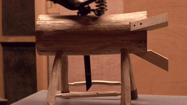 자전거 안장이 있는 나무 조각품