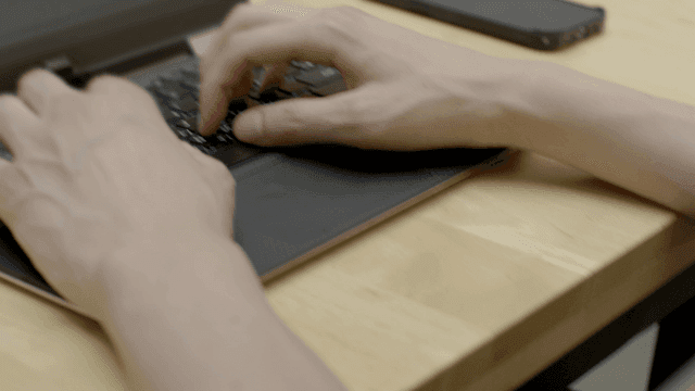 노트북 키보드를 타이핑하는 손