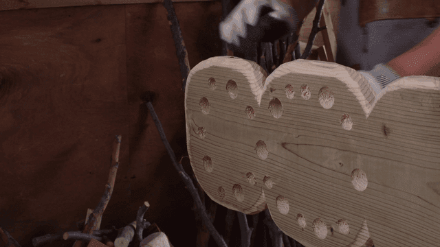 작업장에서 나무 조각