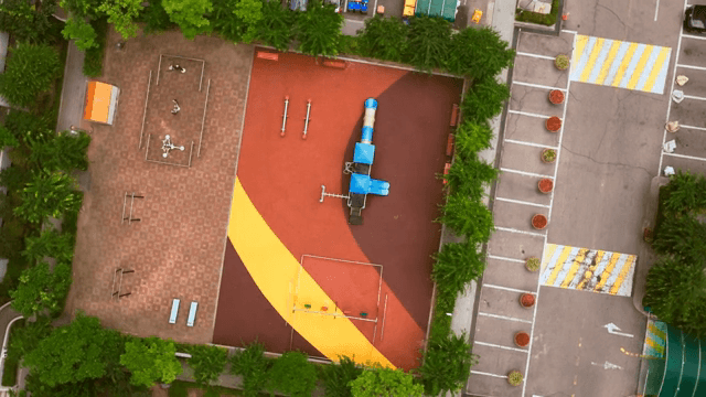 도심 속의 알록달록한 놀이터