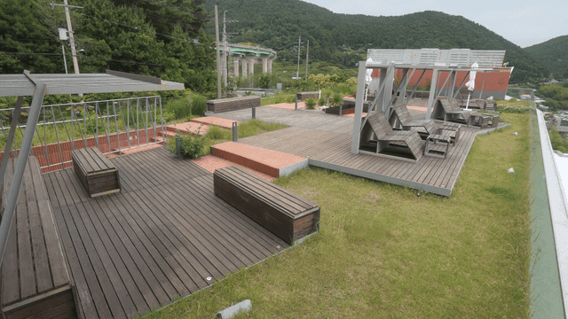 나무 벤치가 있는 옥상 정원