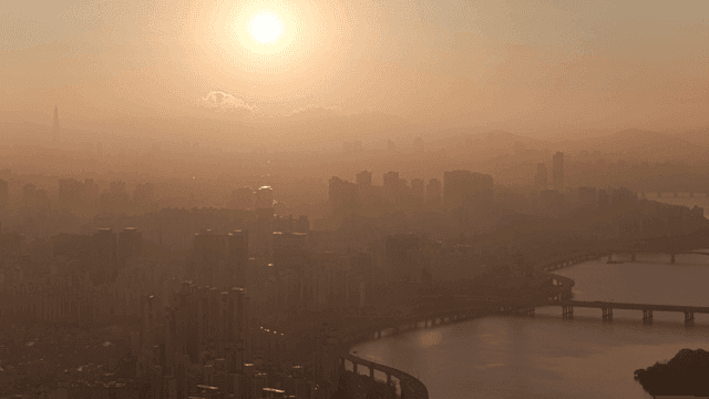 도시 전경 위로 지는 해