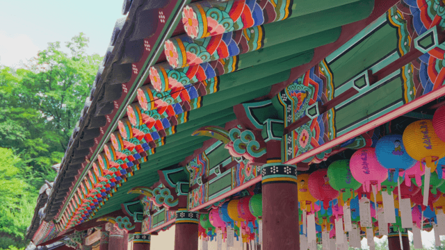 다양한 등불이 있는 전통 한국 사찰 처마