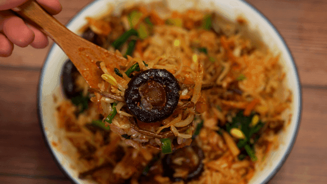 표고버섯과 야채, 밥을 비빈 비빔밥