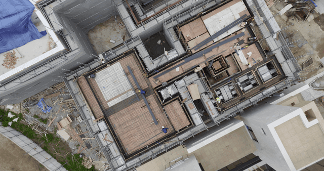 작업자와 비계가 있는 건설 현장