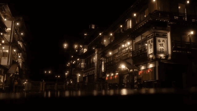 밤에 불이 켜진 일본의 전통 건물