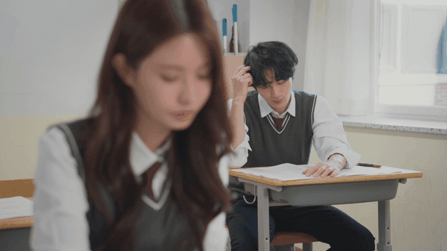 교실에서 시험 문제를 고민하는 학생