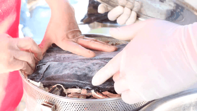 찜기에 다시마를 넣고 뚜껑을 닫는 장면