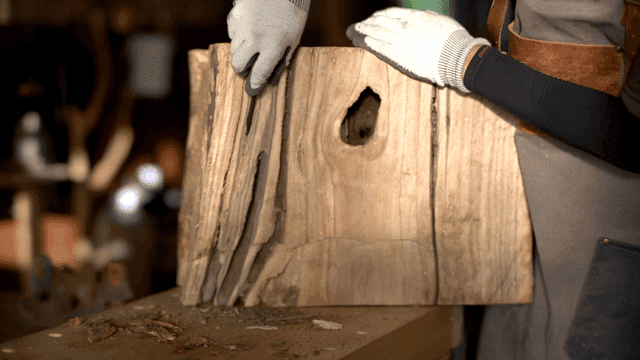 송곳으로 통나무 홈을 정리하는 목공수