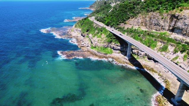 푸른 절벽을 따라 이어진 해안도로