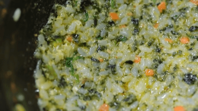 팬에서 요리 중인 야채 볶음밥