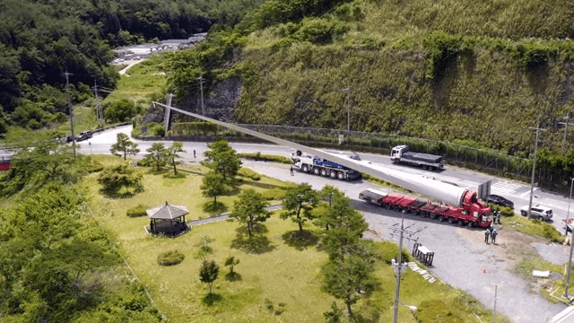 산 속에서 풍력 터빈 자재를 운반하는 모습