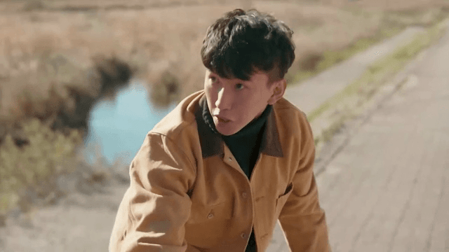 대화를 하다가 자리를 뜨는 남성