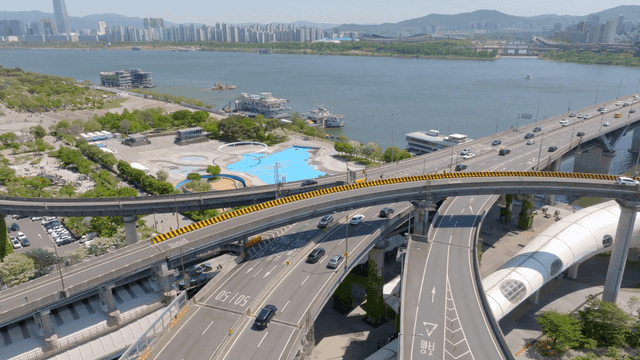 고속도로가 있는 현대 도시의 항공 뷰