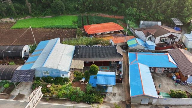 텃밭을 갖고 있는 전원적인 시골 주택 풍경