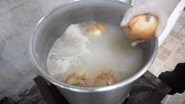 큰 냄비에서 양파가 끓고 있음