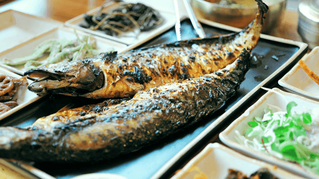 한식 반찬과 함께 구운 생선