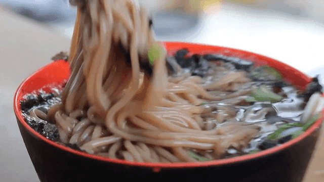 젓가락으로 소바 면을 들어올리는 장면