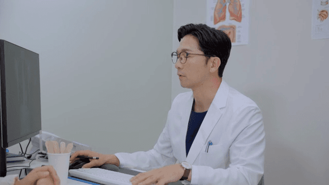 의사가 환자에게 X-ray 결과를 설명하는 모습