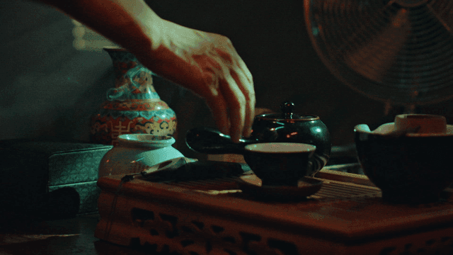 테이블 위 주전자를 잡는 손