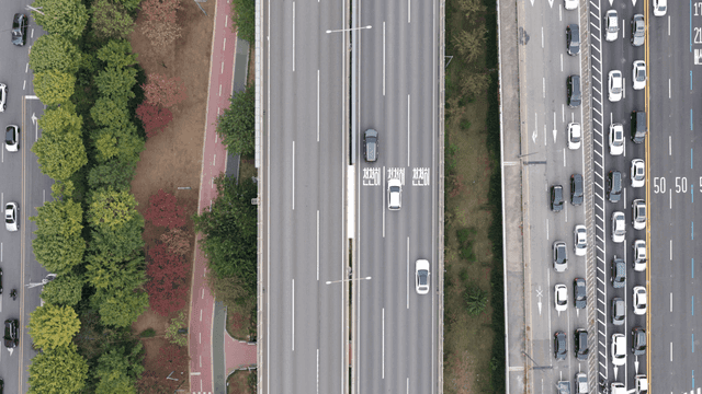 차량이 많은 고속도로의 항공 뷰