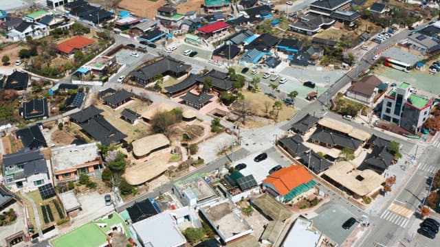 현대적인 도시와 어우러진 전통 한옥마을