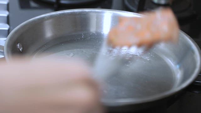 프라이팬에서 패티를 요리하는 모습