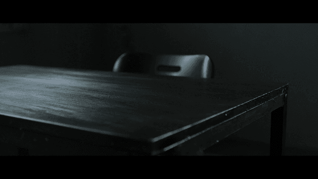 테이블과 의자가 있는 어두운 방