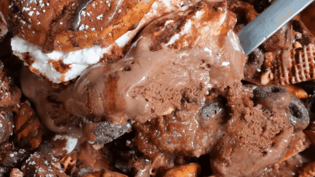 초코 아이스크림이 있는 초코빙수 한 숟가락