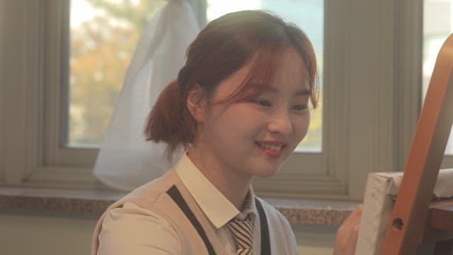 교실에서 그림을 그리고 있는  학생